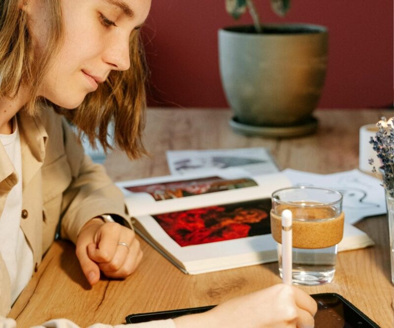 Por qué tu empresa necesita ilustración para marcas personalizada y no iconos de stock