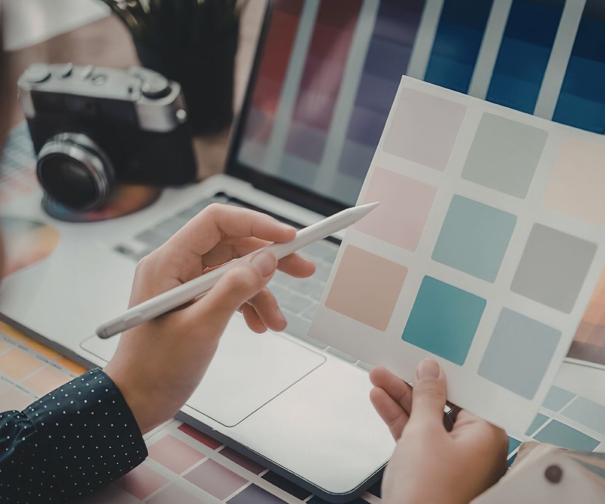 Elegir una paleta de colores para tu marca no es solo una cuestión estética, sino una decisión estratégica que influye en cómo te perciben tus clientes, qué emociones despiertas y qué recuerdo dejas